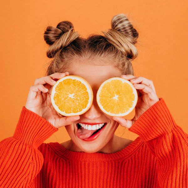 Фото пользовательницы с отзывом о Mixmeet.fun: использование ИИ-консультанта для вопросов по маркетингу и копирайтингу, экономия времени и денег на платных курсах благодаря качественным ответам без лишней информации